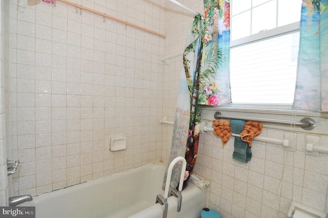 bathroom with shower / tub combo with curtain