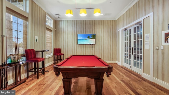 game room with crown molding, billiards, and light hardwood / wood-style flooring