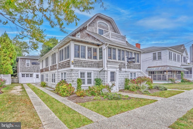 view of front facade featuring a front yard