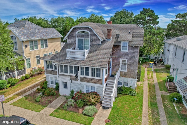 view of front of house with a front lawn