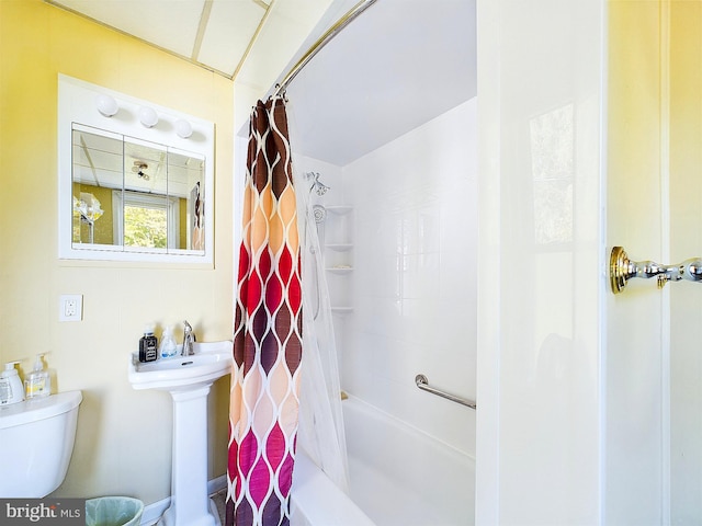 bathroom featuring toilet and shower / bath combo with shower curtain