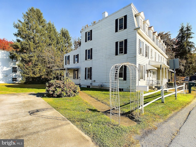 view of front of house with a front lawn