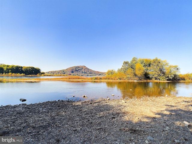 water view featuring a mountain view