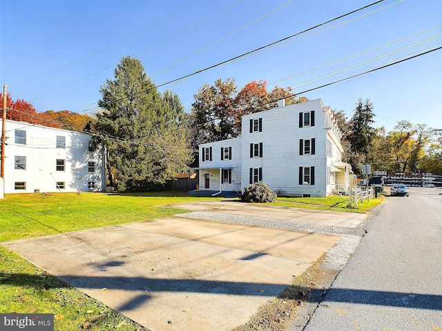 view of front facade featuring a front lawn