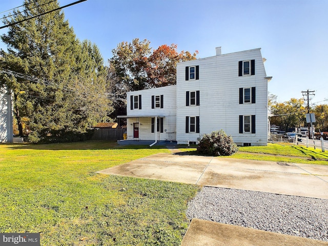 view of front facade featuring a front lawn