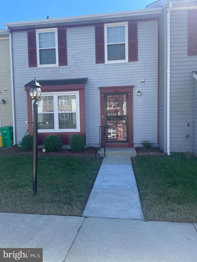 view of front of property featuring a front yard