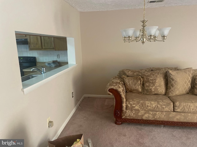 living room featuring light colored carpet, an inviting chandelier, a textured ceiling, and sink