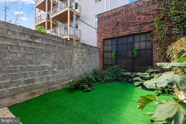 view of yard featuring a balcony