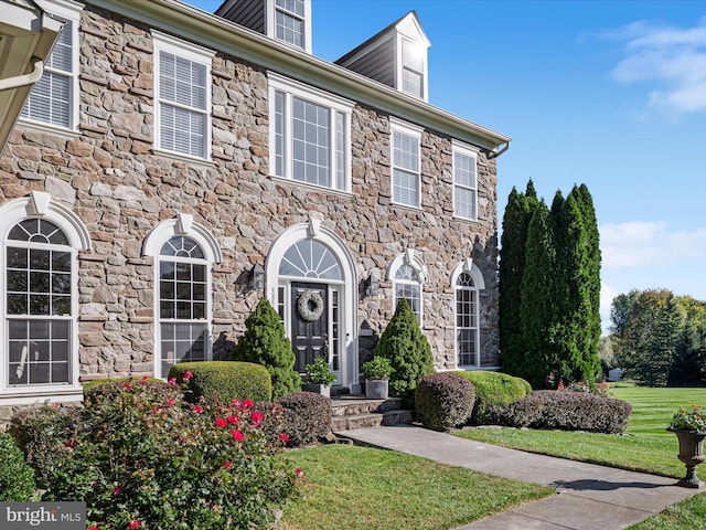 view of front of home featuring a front lawn