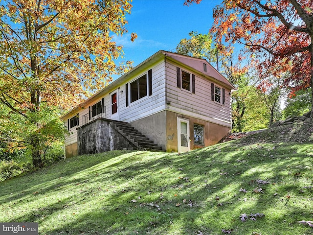 view of side of property featuring a lawn