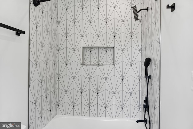 bathroom with tiled shower / bath combo