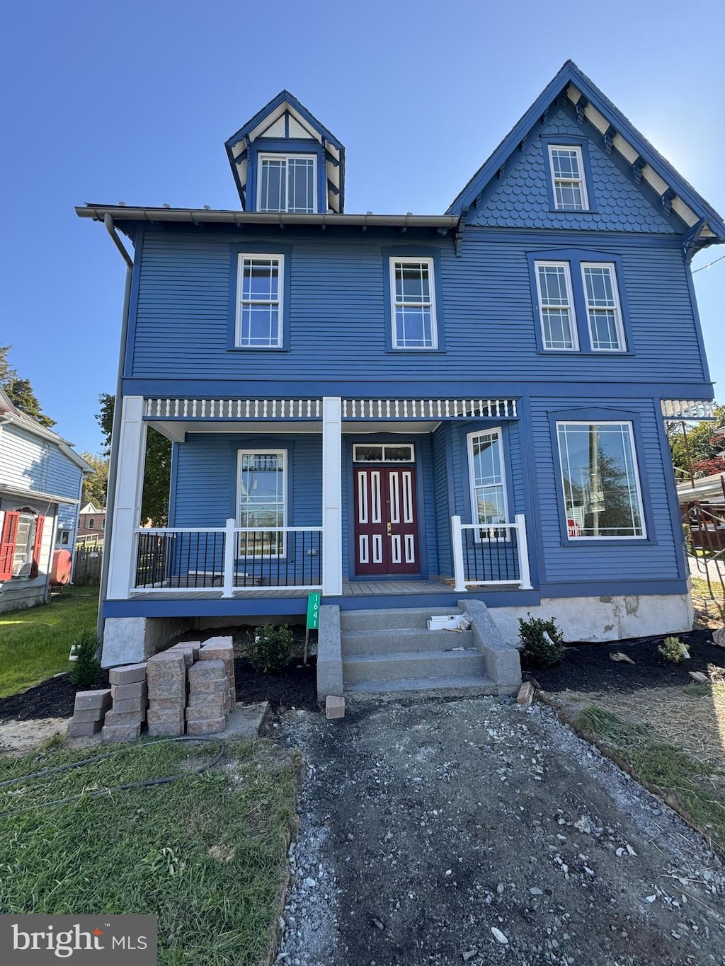 view of front of property featuring a porch