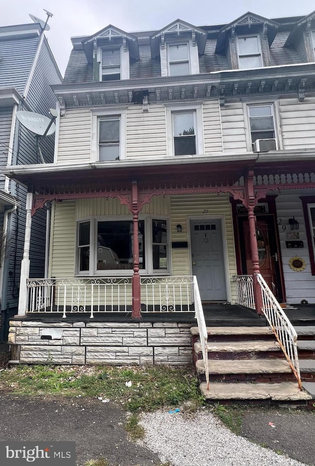 view of front of house featuring a porch