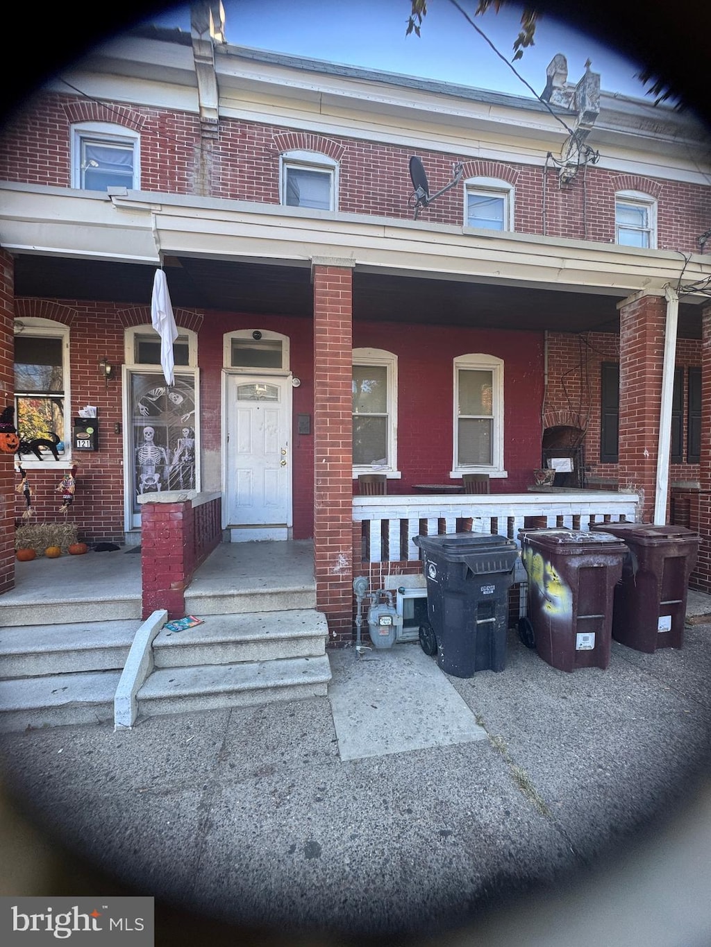 view of front facade with a porch