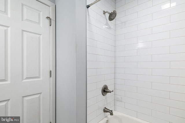 bathroom with tiled shower / bath