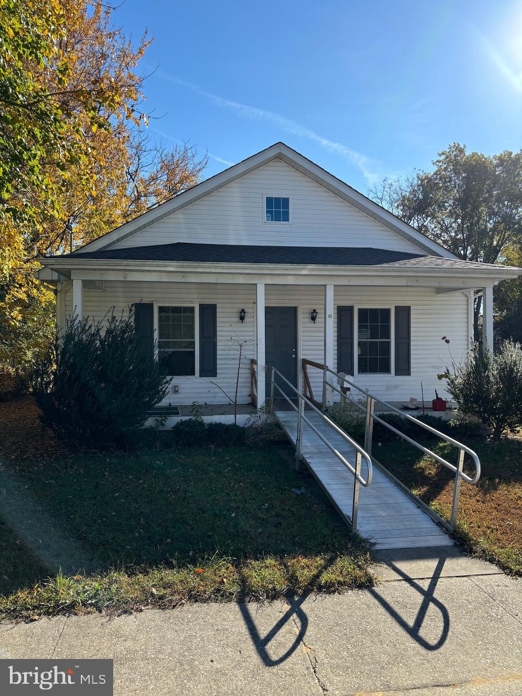 view of front of property featuring covered porch