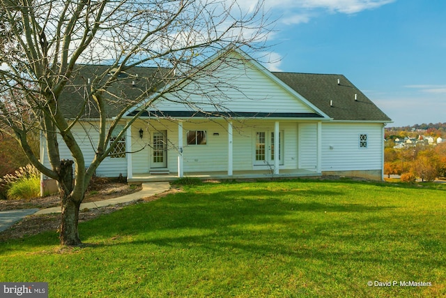 view of front of property featuring a front lawn