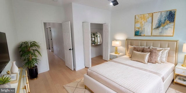 bedroom featuring light hardwood / wood-style floors and ceiling fan