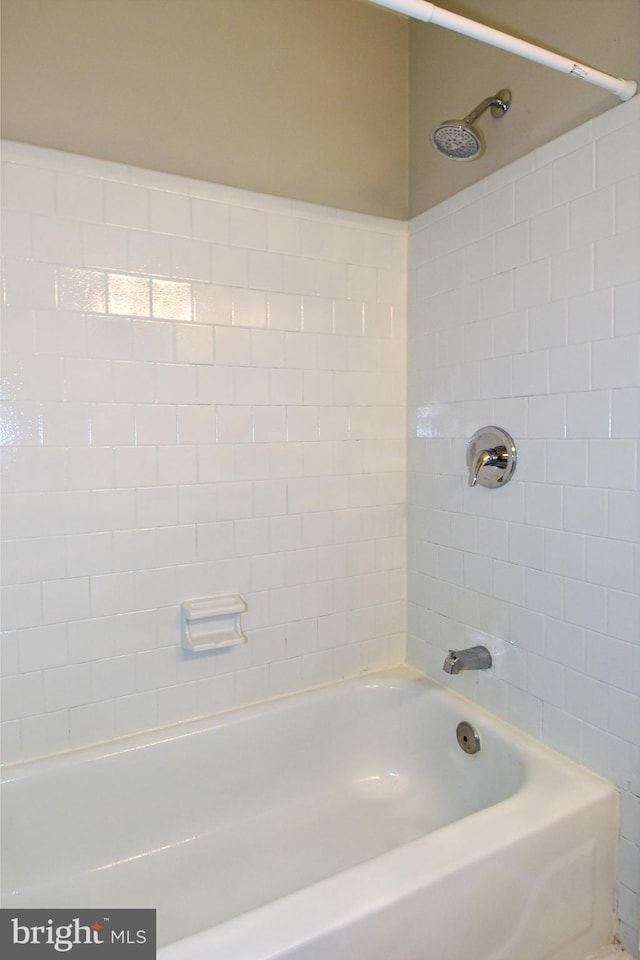 bathroom with tiled shower / bath combo