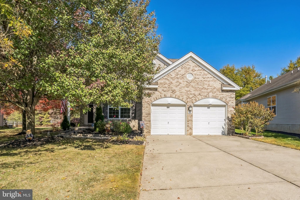 view of front facade featuring a front yard and a garage