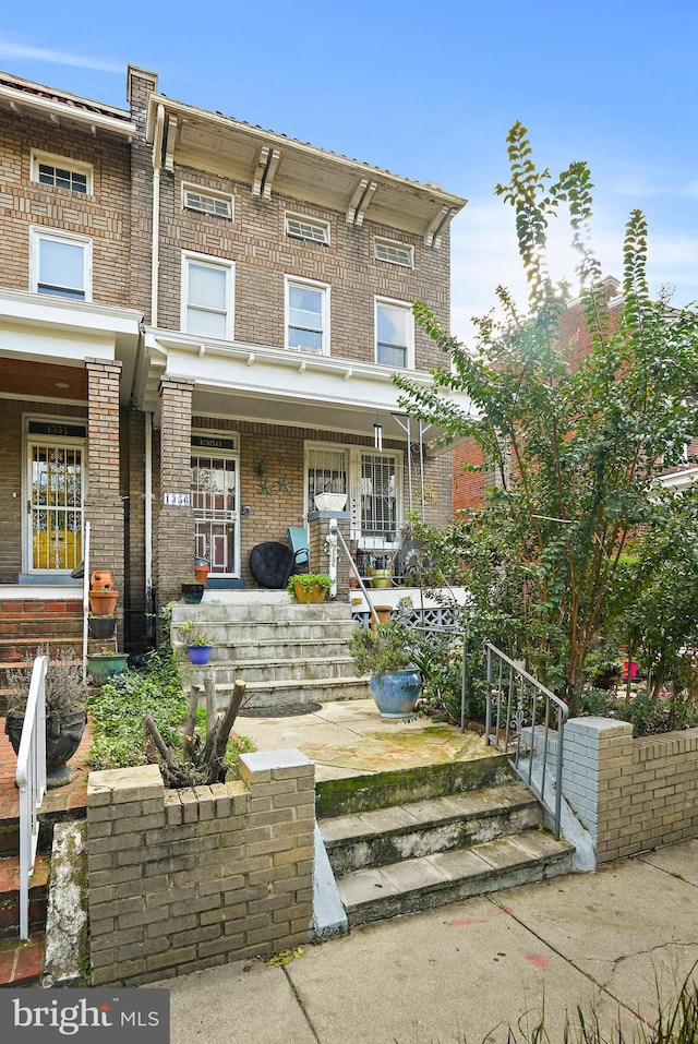 view of front of property featuring a porch