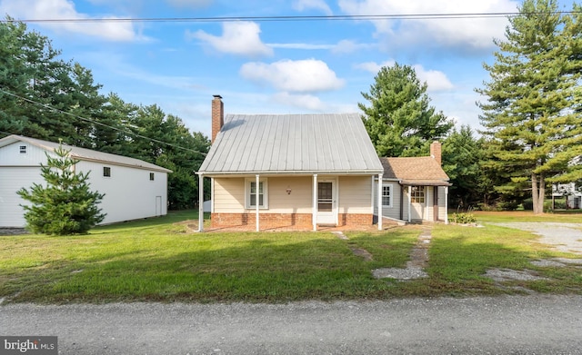 view of front of property featuring a front lawn