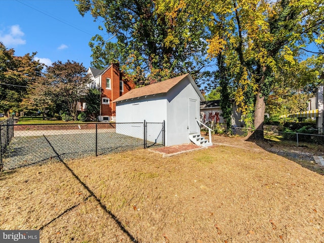 view of yard featuring an outbuilding