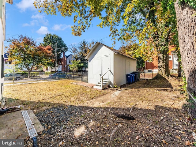 view of yard featuring a storage unit