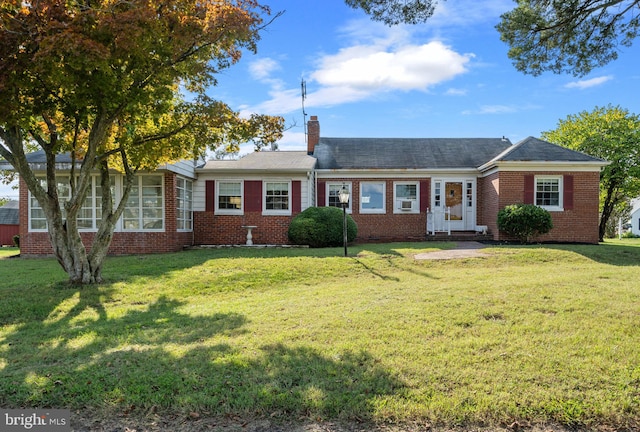 ranch-style home featuring a front lawn