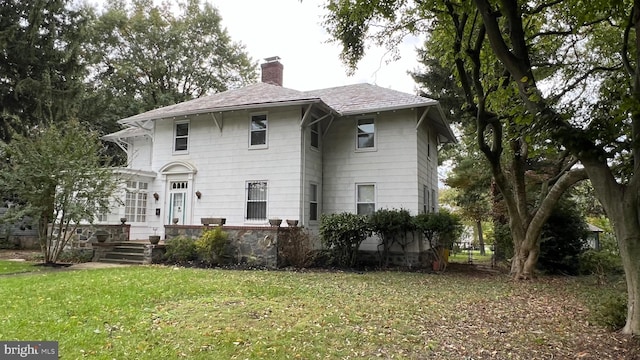 back of house featuring a lawn