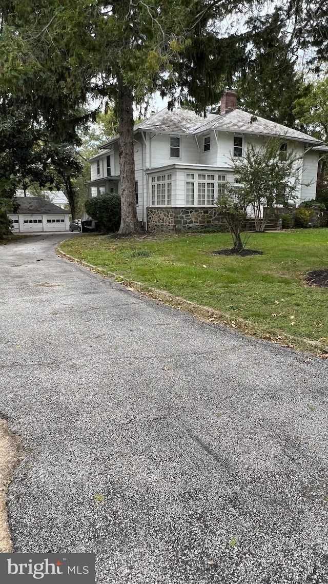 view of front of property with a front lawn