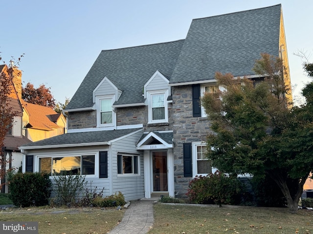 view of front of house featuring a front lawn