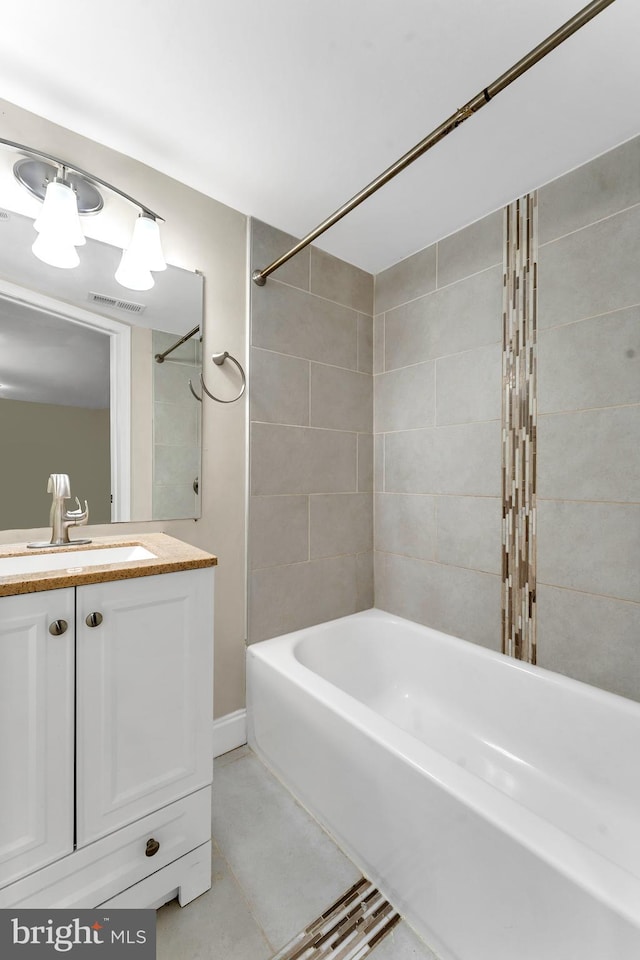 bathroom with tiled shower / bath and vanity