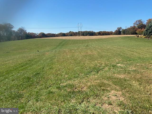 view of yard featuring a rural view