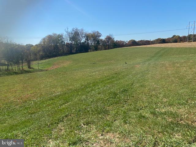 view of yard featuring a rural view