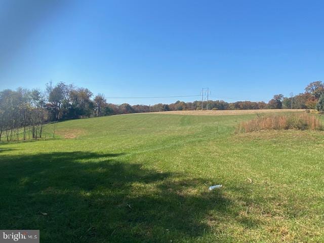 view of yard featuring a rural view