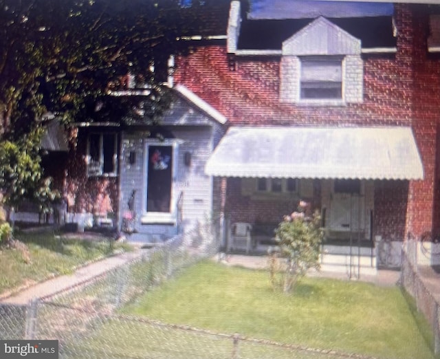 view of front of home featuring a front lawn