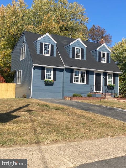 new england style home with a front yard