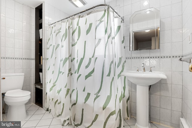 bathroom featuring toilet, a shower with curtain, tile walls, and tile patterned flooring