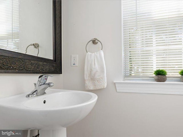 bathroom featuring sink