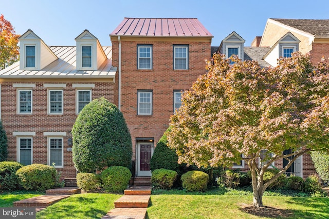 view of front of property featuring a front yard