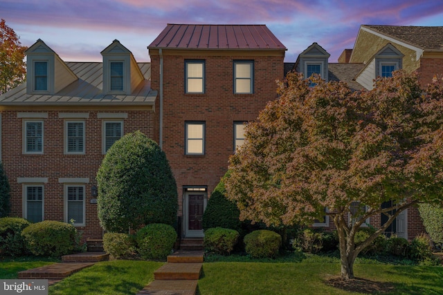 view of front of property featuring a yard