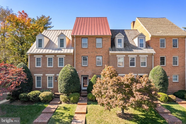 view of front of property with a front lawn