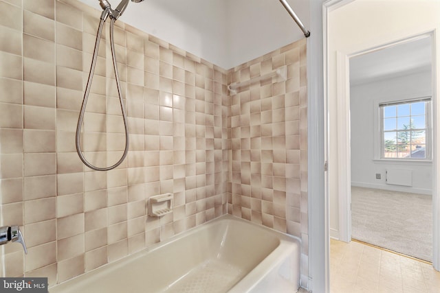 bathroom featuring tiled shower / bath combo