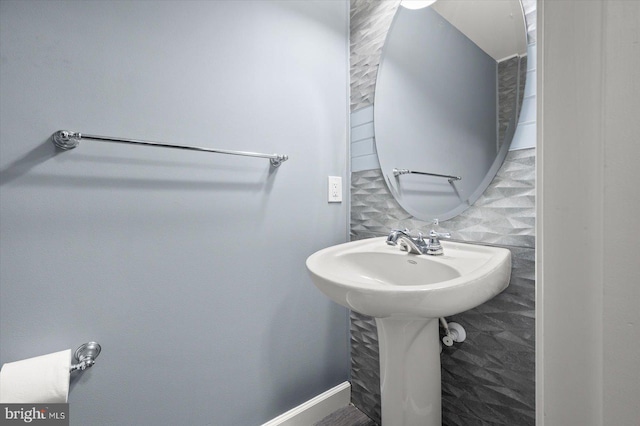 bathroom featuring tile walls