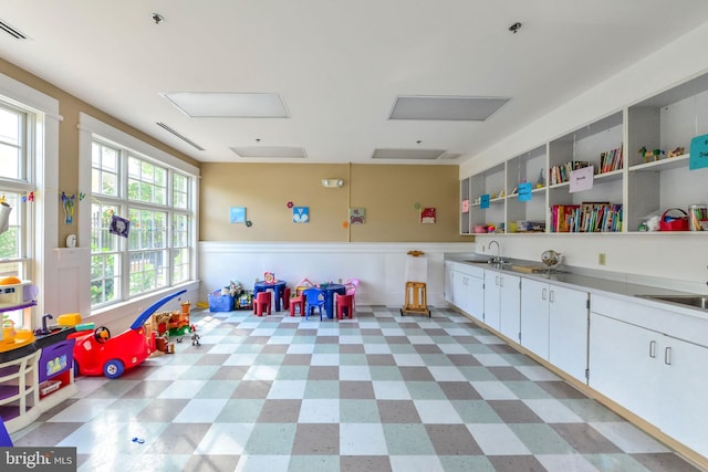 game room featuring sink