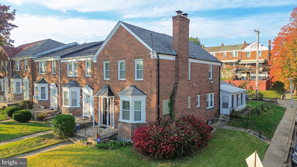 view of front of property featuring a front yard