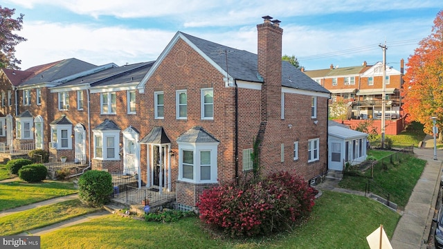 view of front of property featuring a front yard