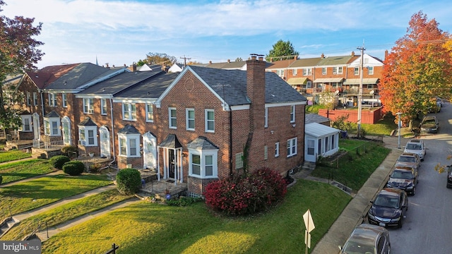 view of front of property featuring a front lawn