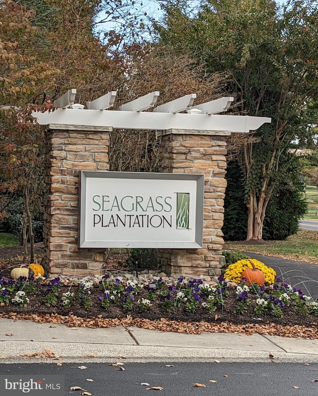 view of community / neighborhood sign